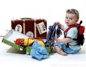 Bebe-preparando-el-equipaje